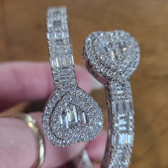 Heart cubic zirconia bangle - Picture 2 of 12